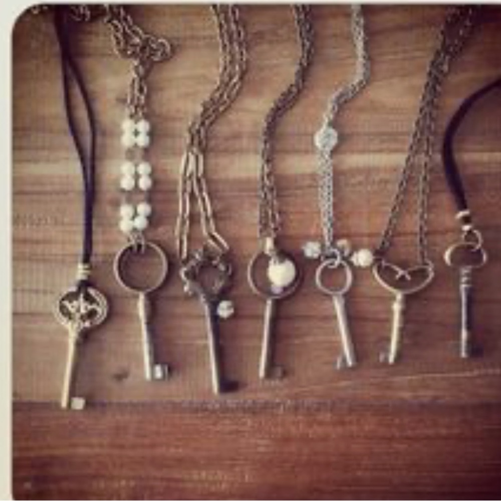 🗝️Antique Vintage Skeleton Key Pendant - Picture 9 of 10